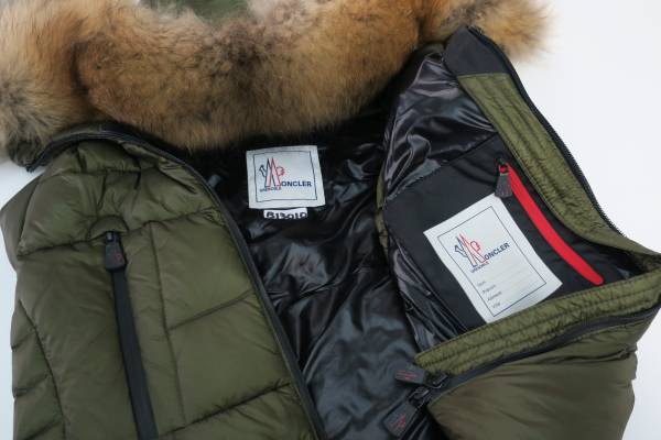 MONCLERファーダウンFEATHERベストB13-010 MONCLER〉一生物って