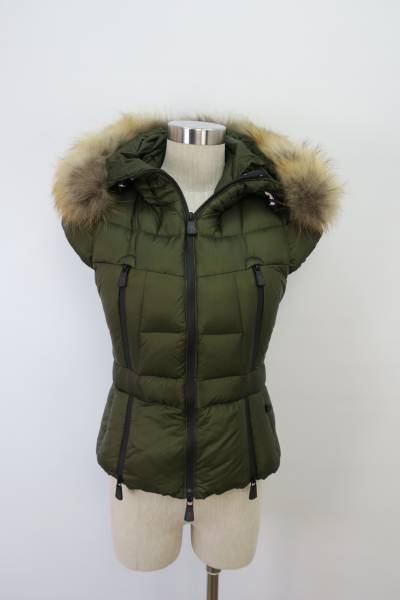 MONCLERファーダウンFEATHERベストB13-010 MONCLER〉一生物って