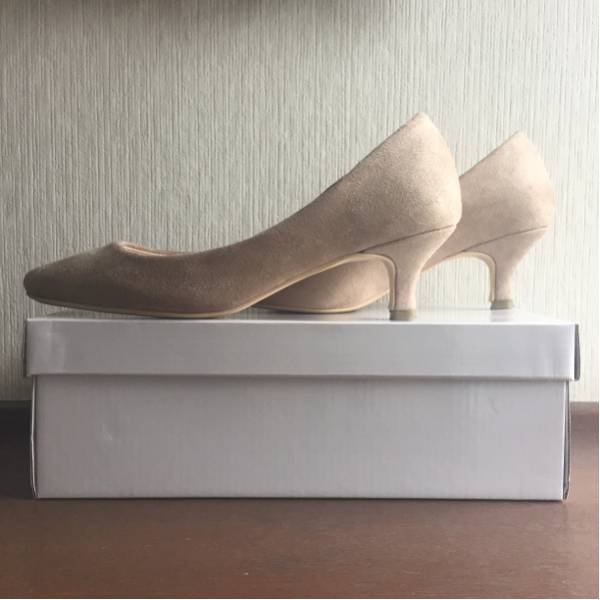 ポインテッドトゥパンプス スエード ベージュ22.5 グランドフル