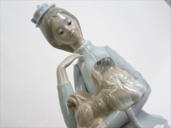 LLADRO フィギュリン 犬とお散歩 「子犬を抱く貴婦人」の落札相場