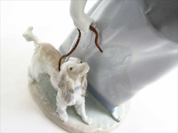 LLADRO フィギュリン 犬とお散歩 「子犬を抱く貴婦人」の落札相場