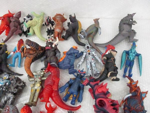 現状 ウルトラマン等 ゼットン，ピグモン 他/ソフビ[梱0.4]