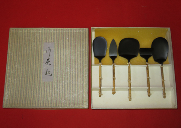 ◆[茶禅]茶道具　灰道具「銅製風炉用灰匙５本組　黒」紙箱