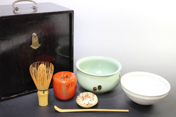 p-7671　茶道具　5点セット 茶碗 建水 棗 茶筅 香合 茶杓 旅箪笥