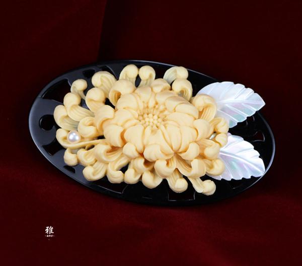 ◆雅◆大菊と本真珠の雫 大振り透かし帯留め