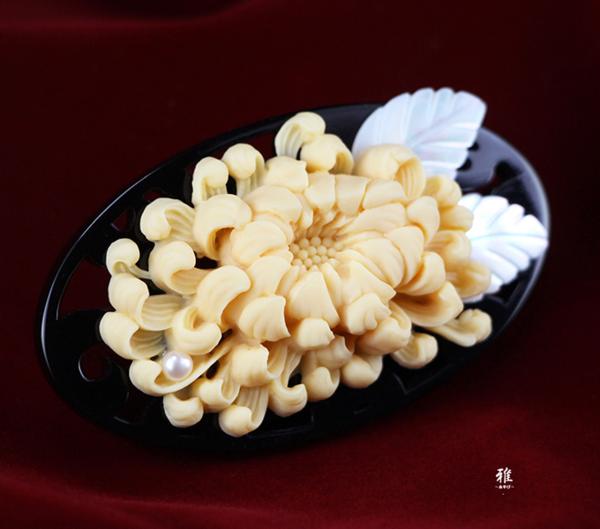 ◆雅◆大菊と本真珠の雫 大振り透かし帯留め