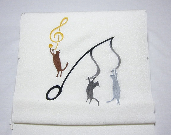 【 音符にぶら下がる可愛い猫ちゃん 】丹後ちりめん正絹◆手描き京友禅染め九寸名古屋帯地