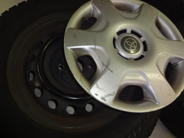 トヨタ純正14インチスチールホイール+スタッドレスタイヤ付 185/70R14 
