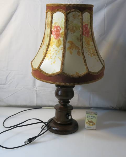 昭和レトロ 木製の照明スタンドです。中古 送料無料