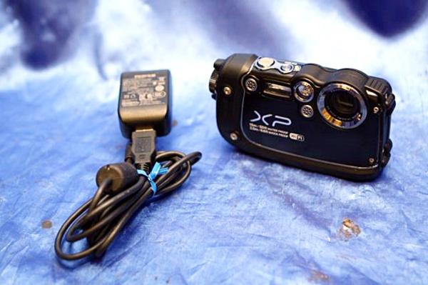 4台入荷 FUJIFILM FinePix XP200(防水・防塵・耐衝撃)/9555Y