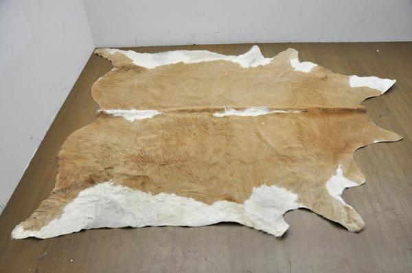 L074☆カウラグ☆牛革/毛皮/レザーラグマット/敷物/レザークラフト/リビングルーム/客間/大型/大判/本革/1 カウラグ 敷物 毛皮インテリアラグ マット ハラコ 牛革 革 レザー No.002