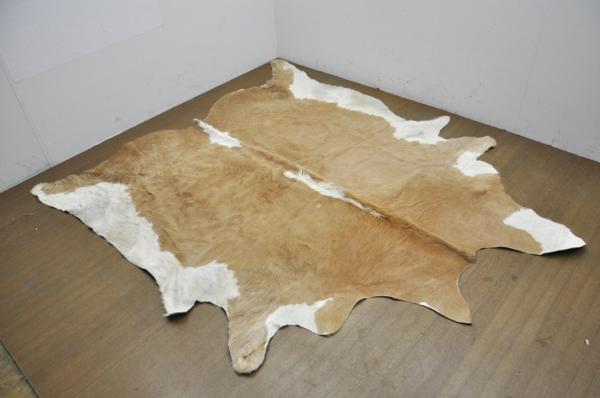 L074☆カウラグ☆牛革/毛皮/レザーラグマット/敷物/レザークラフト/リビングルーム/客間/大型/大判/本革/1 カウラグ 敷物 毛皮インテリアラグ マット ハラコ 牛革 革 レザー No.002