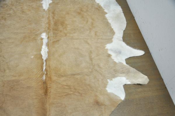 L074☆カウラグ☆牛革/毛皮/レザーラグマット/敷物/レザークラフト/リビングルーム/客間/大型/大判/本革/1 カウラグ 敷物 毛皮インテリアラグ マット ハラコ 牛革 革 レザー No.002