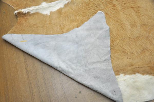 L074☆カウラグ☆牛革/毛皮/レザーラグマット/敷物/レザークラフト/リビングルーム/客間/大型/大判/本革/1 カウラグ 敷物 毛皮インテリアラグ マット ハラコ 牛革 革 レザー No.002