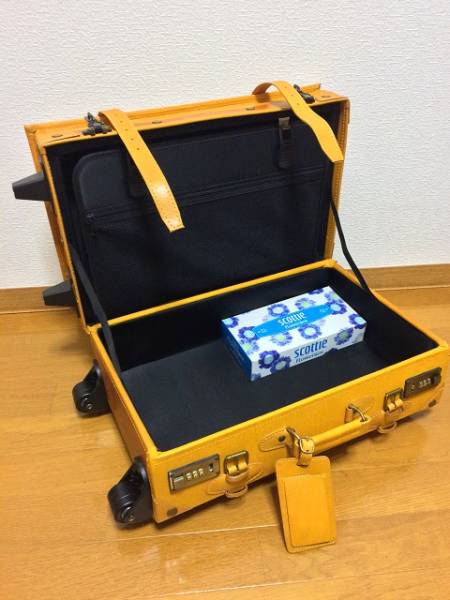 新品アウトレット品 本革(豚革)製小型キャリーバッグ 19インチ(48cm) 機内持ち込み可能サイズ 黄色