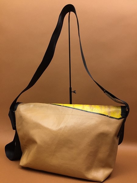 人気 フライターグ ショルダーバッグ 黄色 トラックの幌c24