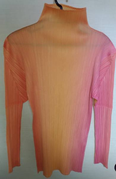 プリーツ プリーズ イッセイ ミヤケ“宇宙”着想ウェア、スペースシャトル着想の変形パンツなど - ファッションプレス 【美品】PLEATS PLEASE メッシュ 長Tシャツ ビタミンあオレンジ