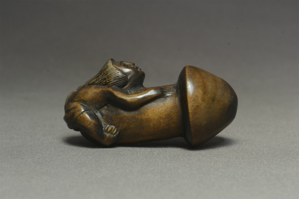 根付 柘植 茸と女性 黄楊 繊細彫刻 木製 【a25-29】