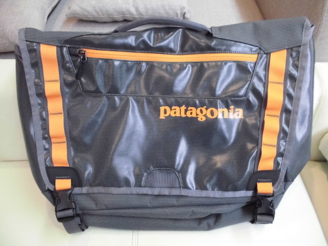 【ジャンク品】　Patagonia (パタゴニア)　ショルダーバッグ　『ブラックホールメッセンジャー』　(※ショルダーストラップに割れ有)