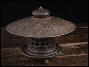 時代物 古鉄 雪見 鉄灯篭 鉄灯籠 鉄燈篭 桐透彫文鉄置燈籠灯篭灯籠燈籠 天正元年 辻与次郎 作 時代物 古鉄 雪見 鉄灯篭 鉄灯籠 鉄燈篭 | 田中商店