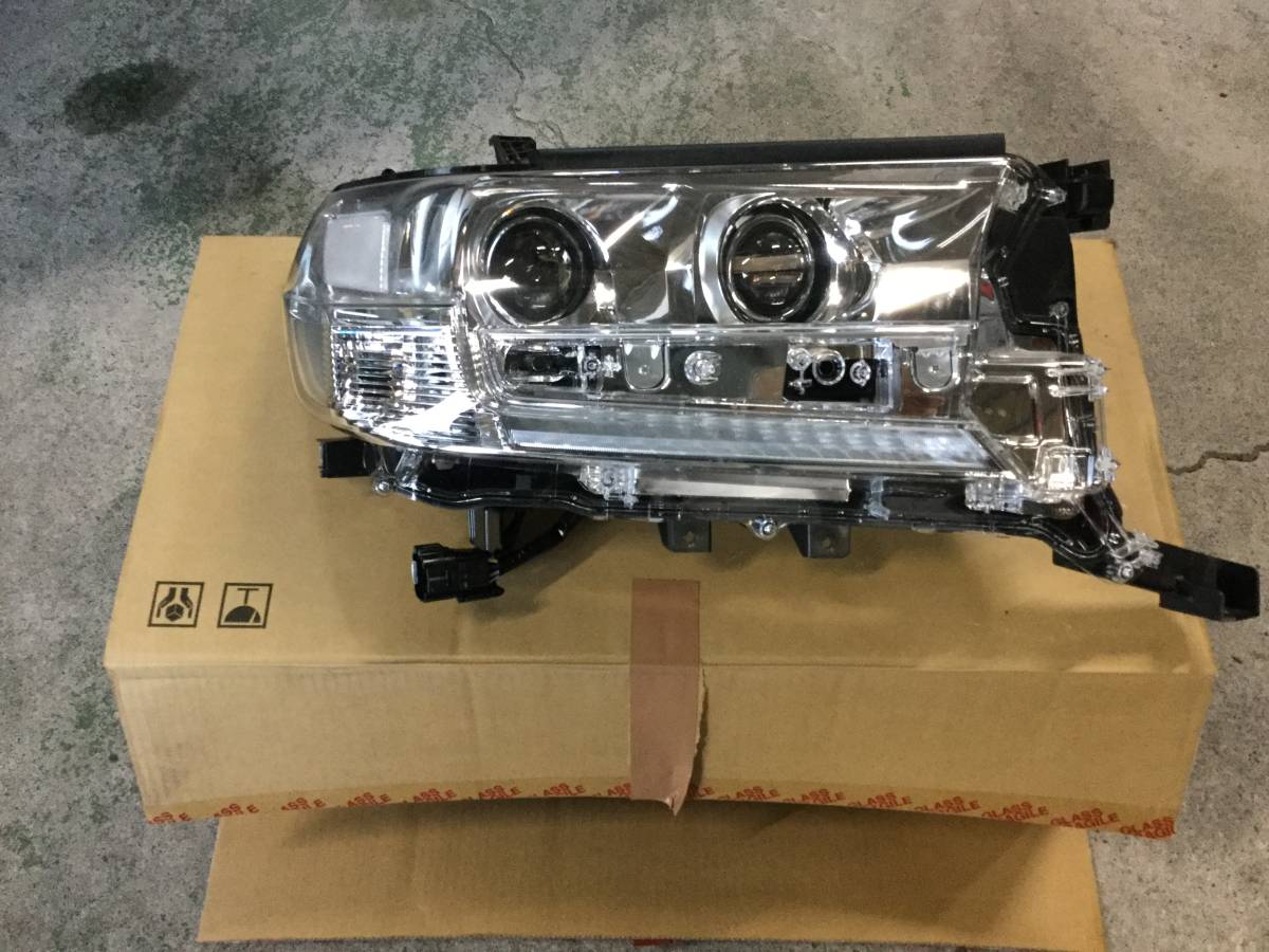 ランクル200 中期純正テールランプ新車外し美品ランドクルーザー