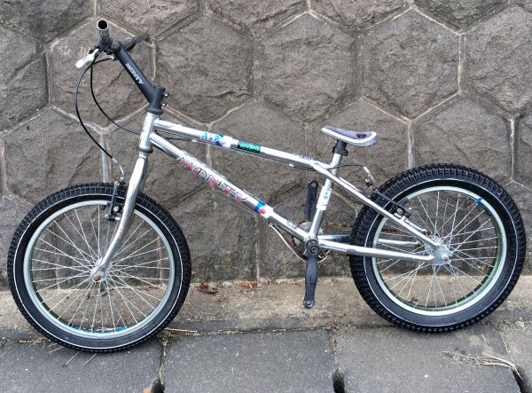 B><BR><BR>商品名：BMX ジャイロ搭載20インチモデル<BR>サイズ：約、W145×D59×H88cm<BR>カラー：マットブラック(つや消しブラック)<BR>配送費用：<BR>その他全国一律  　４５００円<BR>北海道　　　　　 ６５００円<BR>※但し、沖縄や離島などの特別地域などは別途運送会社などにお見積もりとなります。<BR>備考：<BR>※本製品は組立式の状態での出荷となりご到着後、落札者様自身で組立てなどをして頂く必要がございます。サドルやグリップなどのデザインについては若干の仕様変更がある場合がございます。<BR>※未使用品ですが倉庫会社の過剰在庫品や展示商品や長期保管商品などになり発送時の外箱が不足している場合がございますのでその場合はエアパッキンなどで簡易梱包での発送となります。<BR>※同梱不可となります。<BR><BR>【自転車防犯登録のお願い】<BR>自転車購入時や友人等から譲り受けた場合は法律(自転車法第12条第3項)で防犯登録を行う事が義務付けられています。最寄りの自転車販売店で必ず手続きをお願いします。<BR><BR><CENTER><img loading=