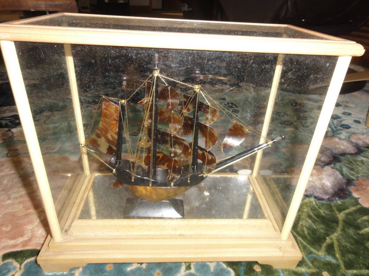 べつこう細工の帆かけ船。 本鼈甲細工の帆船模型