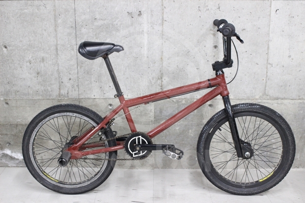 B><BR><BR>商品名：BMX ジャイロ搭載20インチモデル<BR>サイズ：約、W145×D59×H88cm<BR>カラー：マットブラック(つや消しブラック)<BR>配送費用：<BR>その他全国一律  　４５００円<BR>北海道　　　　　 ６５００円<BR>※但し、沖縄や離島などの特別地域などは別途運送会社などにお見積もりとなります。<BR>備考：<BR>※本製品は組立式の状態での出荷となりご到着後、落札者様自身で組立てなどをして頂く必要がございます。サドルやグリップなどのデザインについては若干の仕様変更がある場合がございます。<BR>※未使用品ですが倉庫会社の過剰在庫品や展示商品や長期保管商品などになり発送時の外箱が不足している場合がございますのでその場合はエアパッキンなどで簡易梱包での発送となります。<BR>※同梱不可となります。<BR><BR>【自転車防犯登録のお願い】<BR>自転車購入時や友人等から譲り受けた場合は法律(自転車法第12条第3項)で防犯登録を行う事が義務付けられています。最寄りの自転車販売店で必ず手続きをお願いします。<BR><BR><CENTER><img loading=
