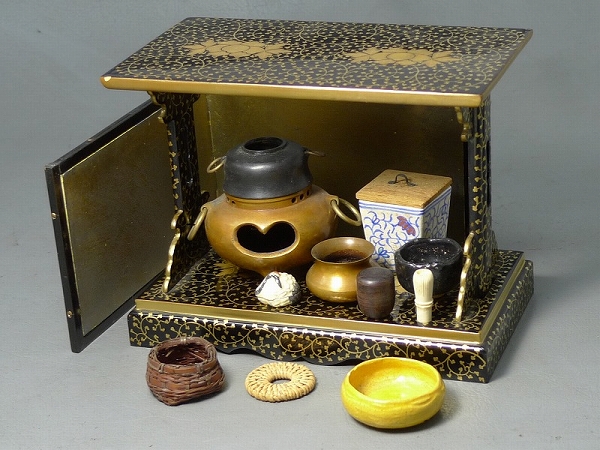 ▲600186▲雛道具/木胎漆塗唐草蒔絵御棚付茶道具茶器飾/水指棚風炉釜茶釜茶碗建水瓶敷炭斗風炉先屏風棗香合茶筅