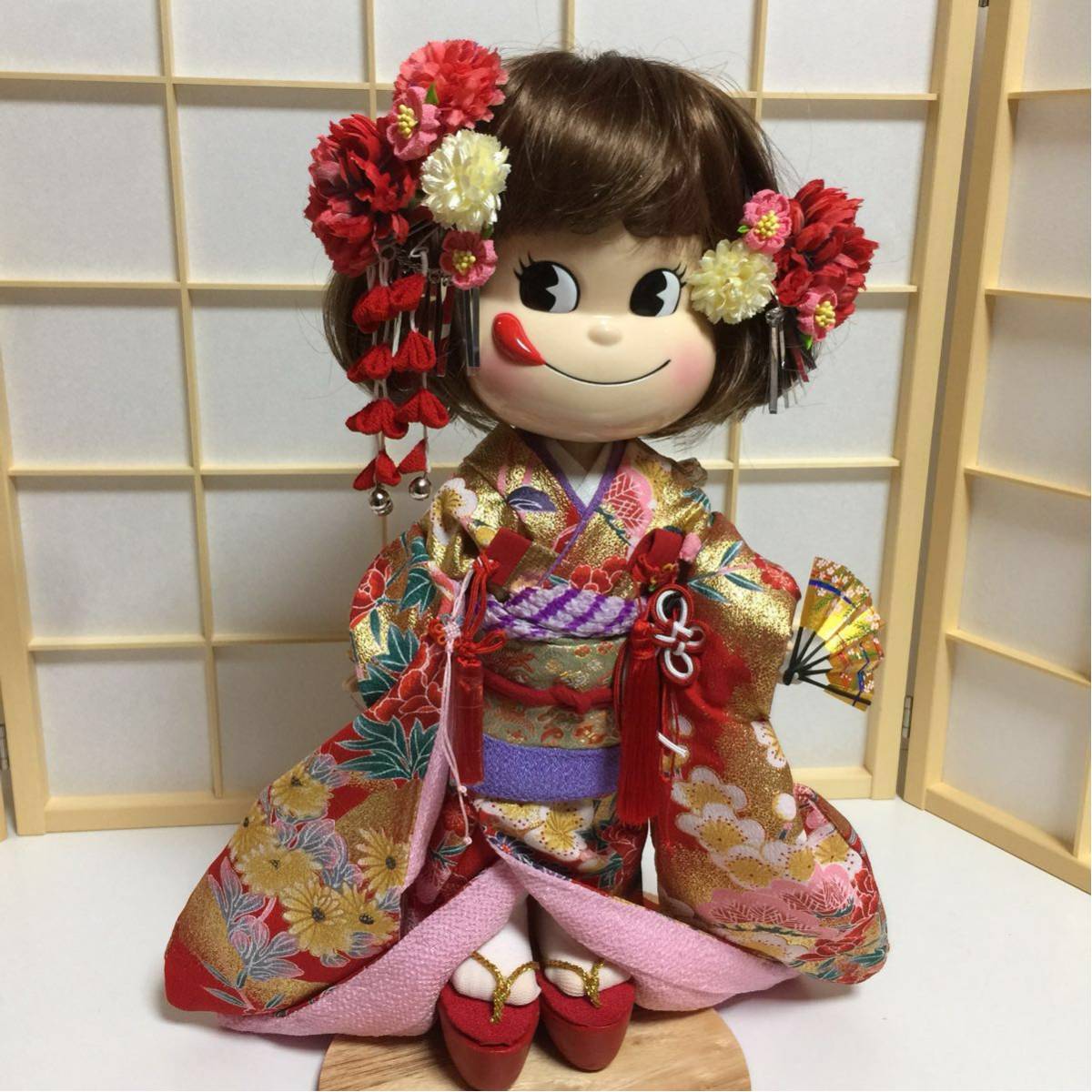 不二家スイートピュドレス ペコちゃん人形 (身長34cm)に赤の引き振袖を着装