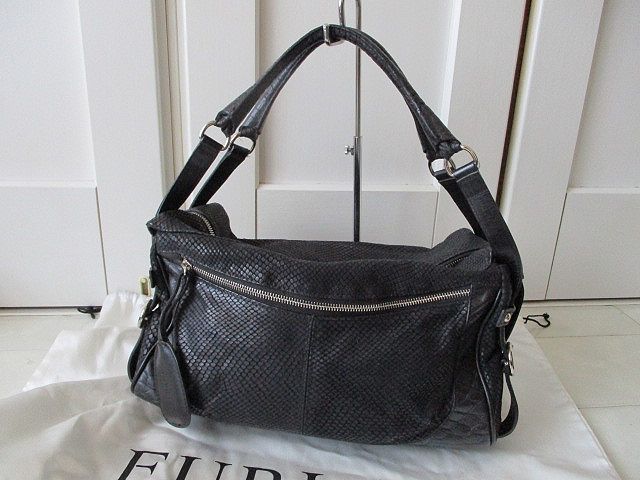 ◆フルラ　黒　型押しレザートートバック　美品◆