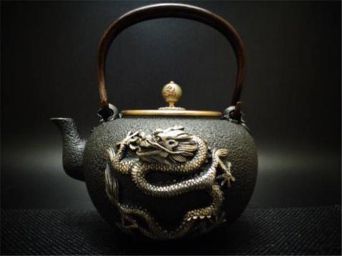 鉄壺 鉄瓶 煎茶道具 銅提 元宝布袋紋 禹Z124 約1678.5g 税込 兵時代 無銘銅蓋 全高約22cm 直径約14cm 最上 染付馬絵茶碗 □星庵特別企画□人間国宝 茶寮