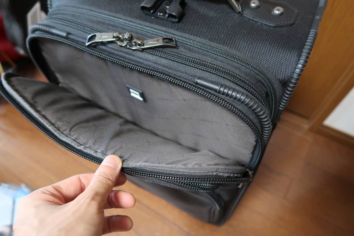 Travelpro FlightCrew 5 22” Expandable Rollaboard トラベルプロ 