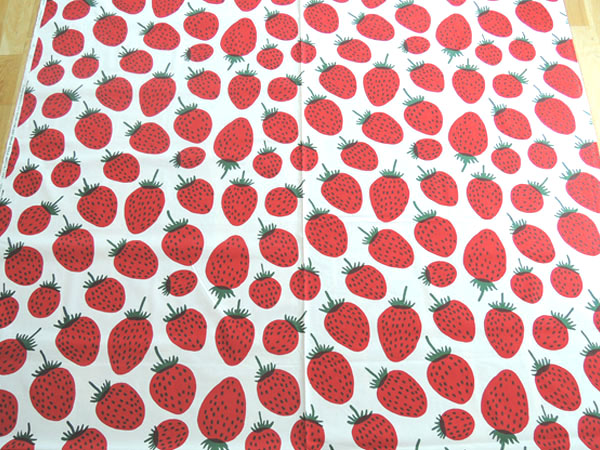 限定セール，爆買い いちご ピエニ マンシッカ mansikka マリメッコ ファブリック 生地 はぎれ ハギレ marimekko puketti vihkiruusu(マリメッコ)｜売買されたオークション情報、yahooの商品情報をアーカイブ公開 - オークフ その他