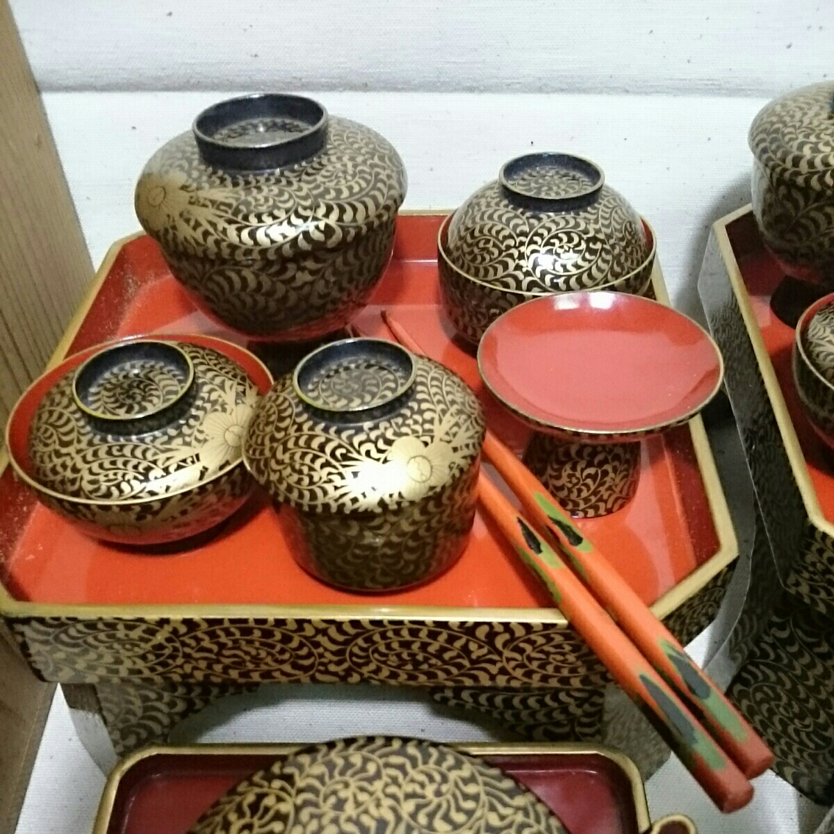 戦前 雛道具 御膳 お盆 お櫃 湯桶 重箱等 唐草牡丹 蒔絵 塗物 木製