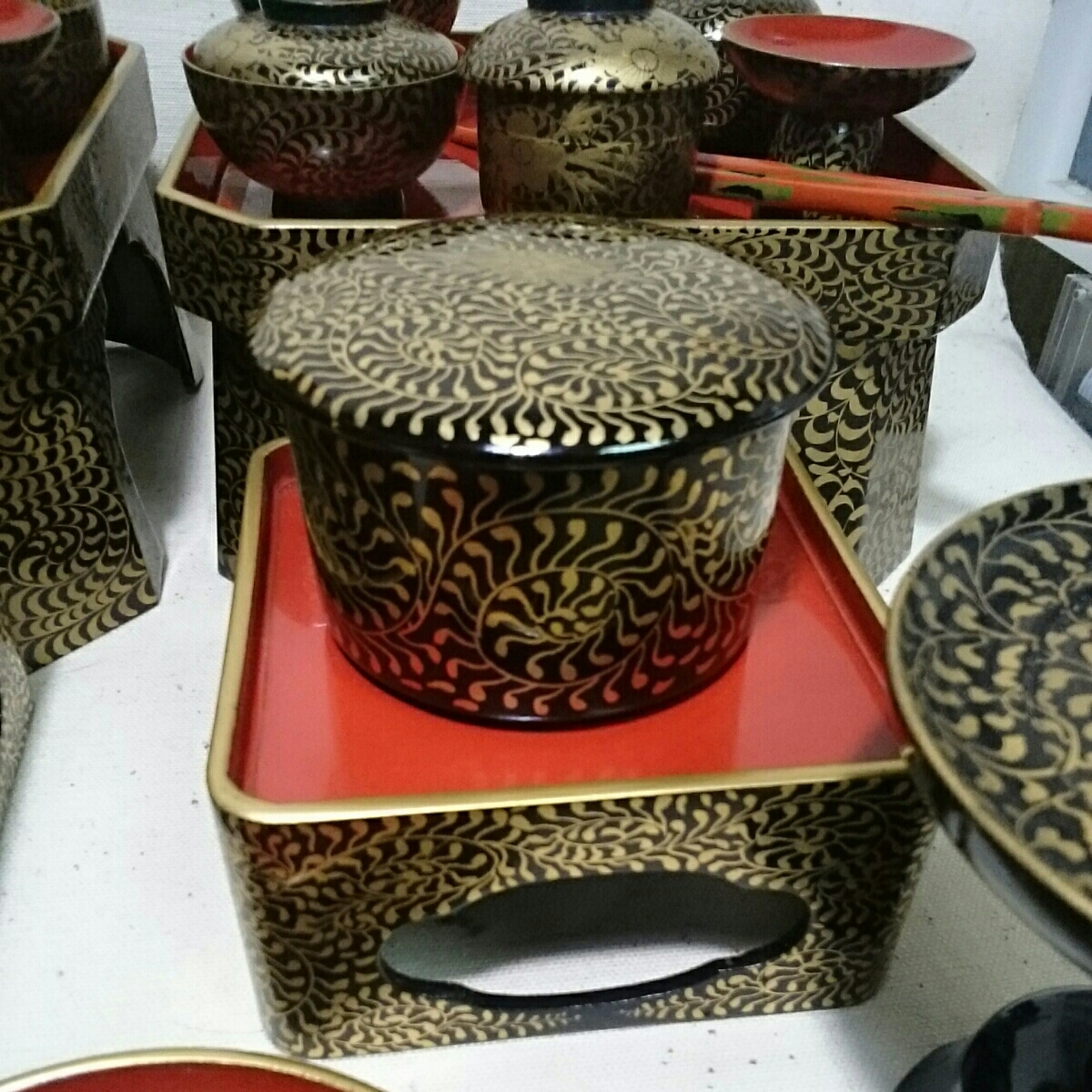 戦前 雛道具 御膳 お盆 お櫃 湯桶 重箱等 唐草牡丹 蒔絵 塗物 木製 