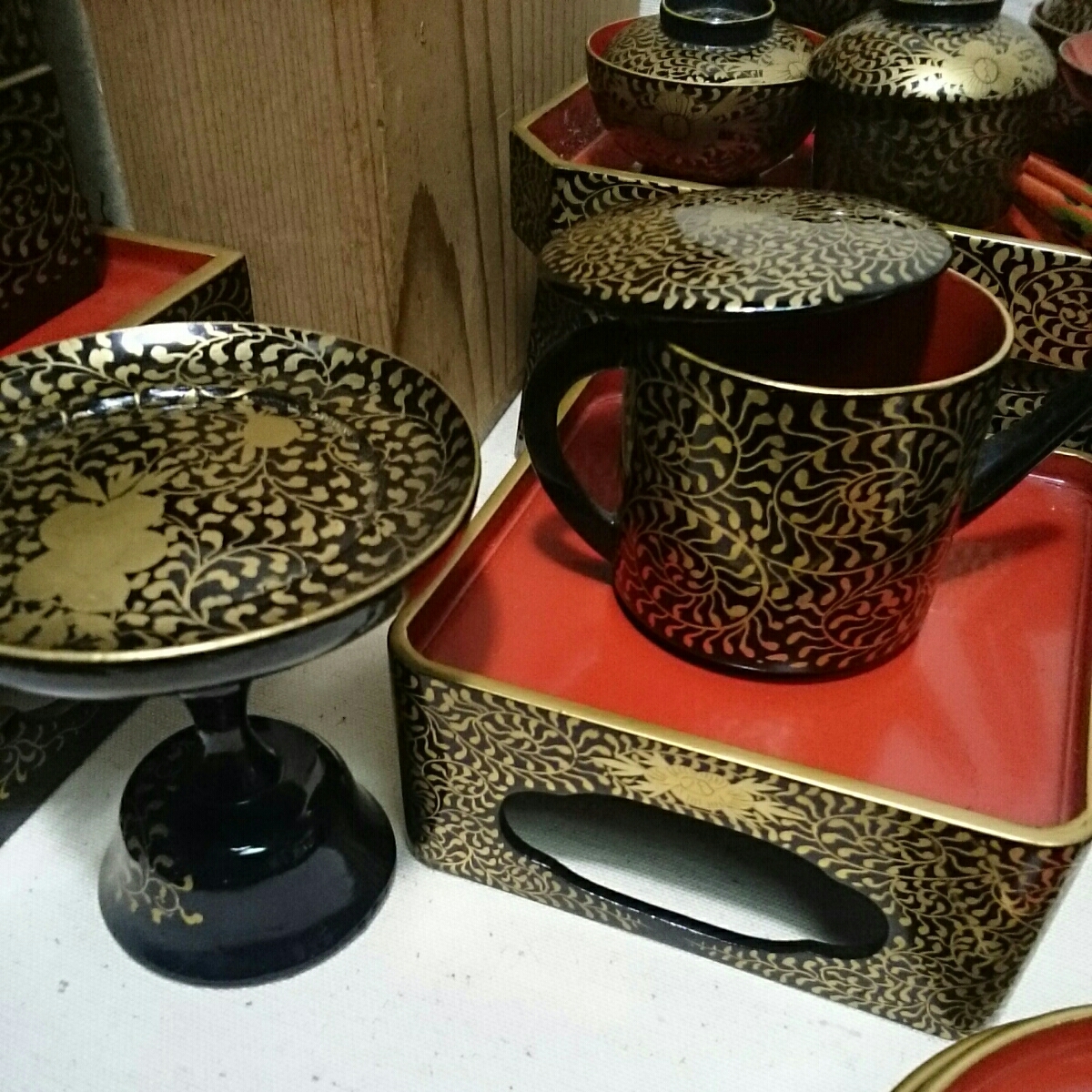 戦前 雛道具 御膳 お盆 お櫃 湯桶 重箱等 唐草牡丹 蒔絵 塗物 木製 