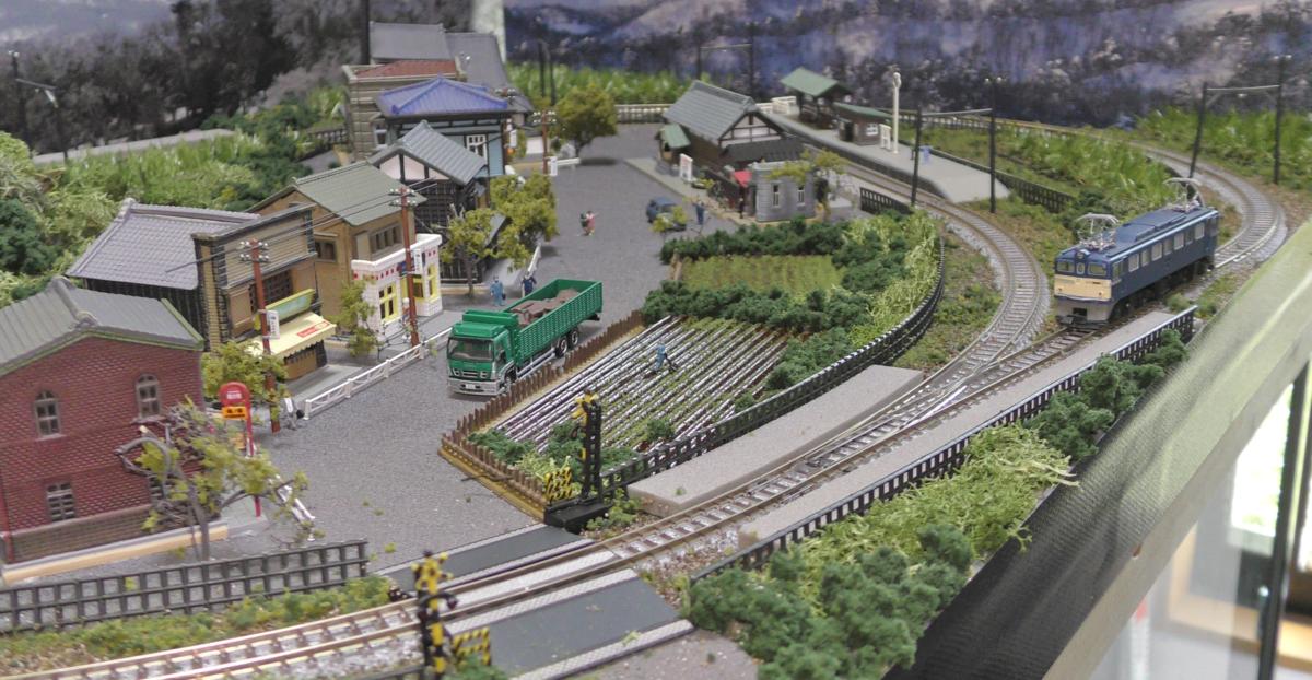 単線 90×60cm Nゲージ 鉄道ジオラマレイアウト 引込駅のある街並み N