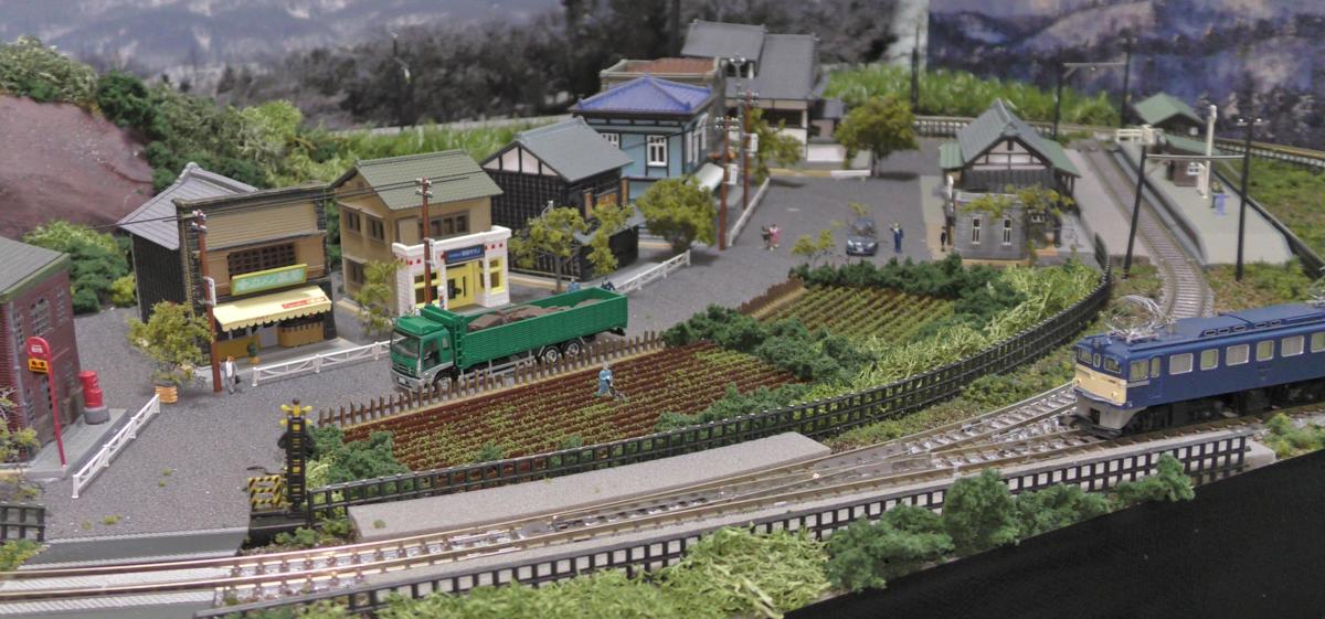 Nゲージ鉄道模型 昭和の田舎風景ジオラマ 単線レイアウト　車両・線路動作確認済 単線 90×60cm Nゲージ 鉄道ジオラマレイアウト 引込駅のある街並み N