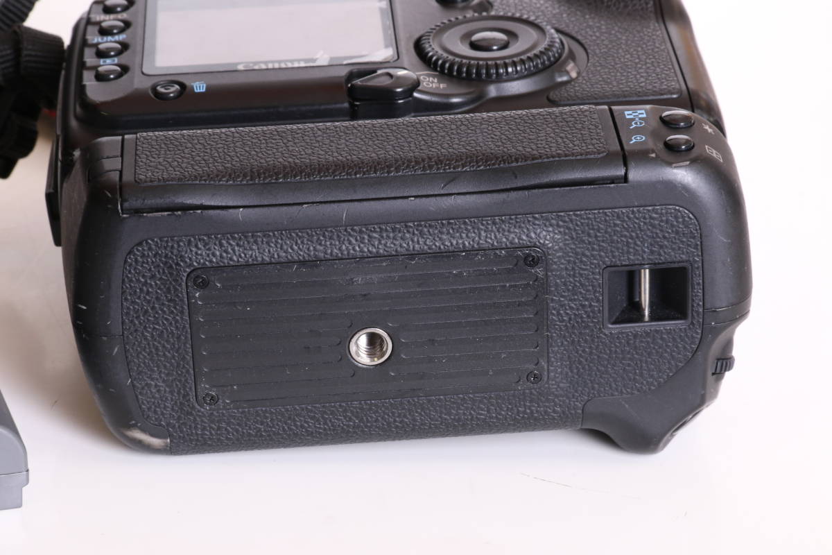 Canon キヤノン EOS 5D　ボディ + バッテリーグリップ　BG-E4 + 純正充電器 + 純正バッテリー2個付き　中古品 キャノン_5