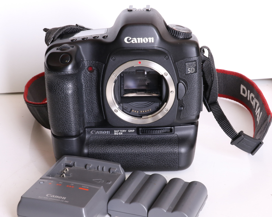 Canon キヤノン EOS 5D　ボディ + バッテリーグリップ　BG-E4 + 純正充電器 + 純正バッテリー2個付き　中古品 キャノン_9