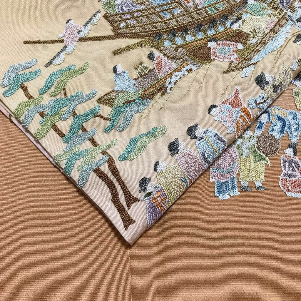 逸品 総相良刺繍 港人物文様の三つ紋色留袖 手刺し刺繍 ぼかし染 未使用品 縮緬 正絹 金糸 共八掛 立ち杏葉紋 相良刺繍 色留袖 -1501-Mサイズのレンタル|きもの365 特選相良刺繍黒留袖 ≪御仕立て上がり・中古美品≫ 「南蛮