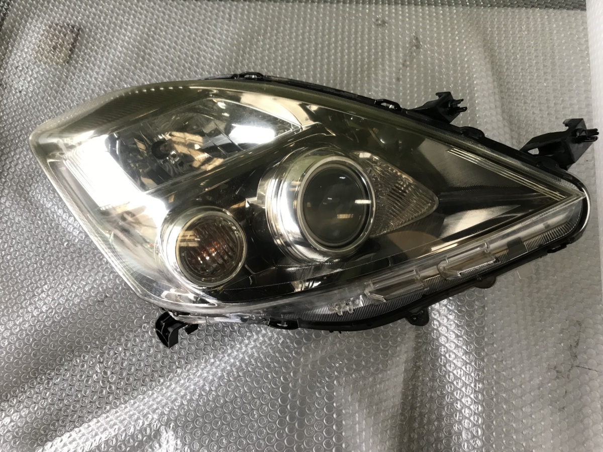 トヨタ アイシス プラタナ ANM10W 右ヘッドライト HID レンズ KOITO 44