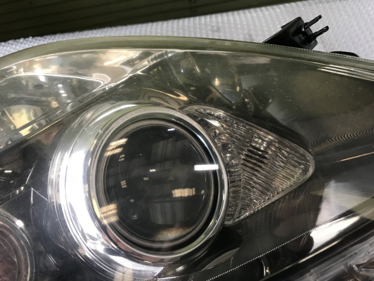 トヨタ アイシス プラタナ ANM10W 右ヘッドライト HID レンズ KOITO 44