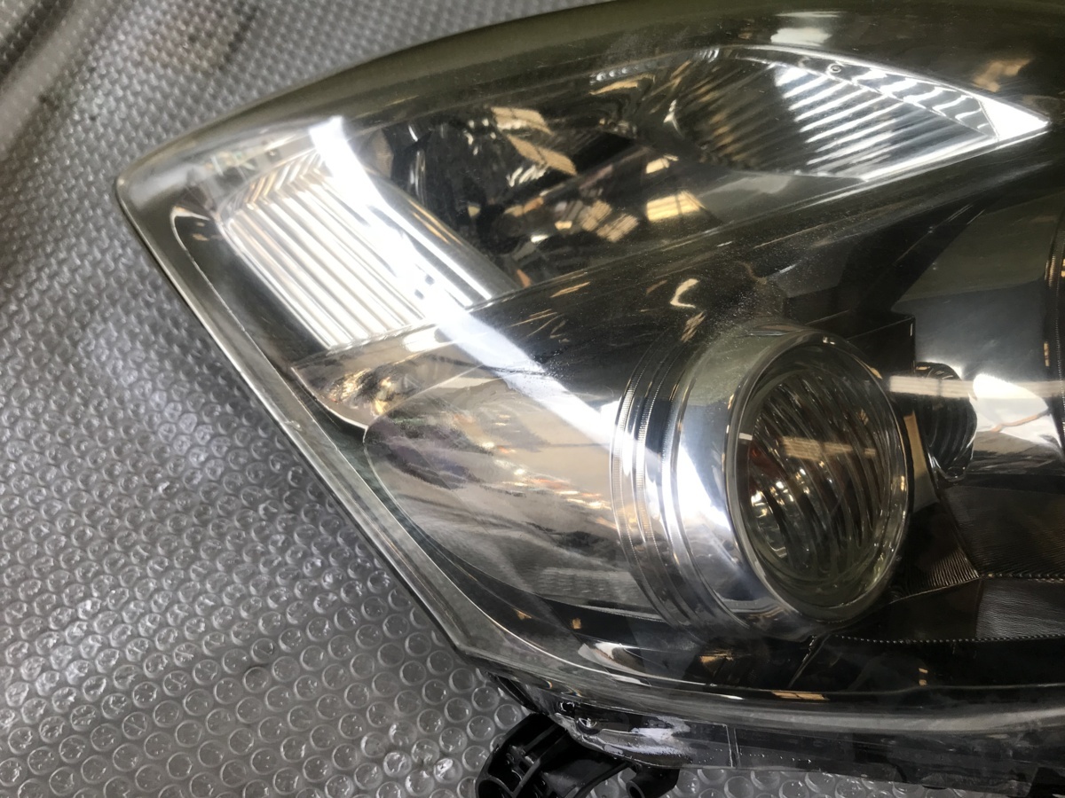 トヨタ アイシス プラタナ ANM10W 右ヘッドライト HID レンズ KOITO 44