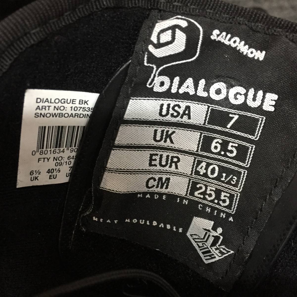 エンジの台座に菊の御紋バッチ台座と同色の紐付きで格好いい⁄ エンジの