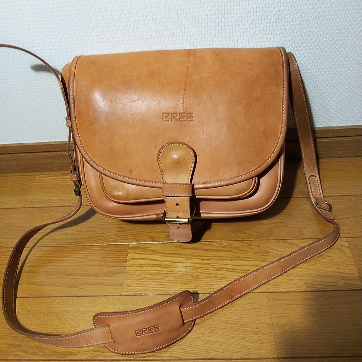 BREE ヌメ革ショルダーバッグ 荒く