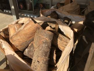 和歌山発+引き取り限定 広葉樹ミックス玉切原木未乾燥薪350kg クヌギ、コナラ、カシ、ケヤキ等 40cm前後