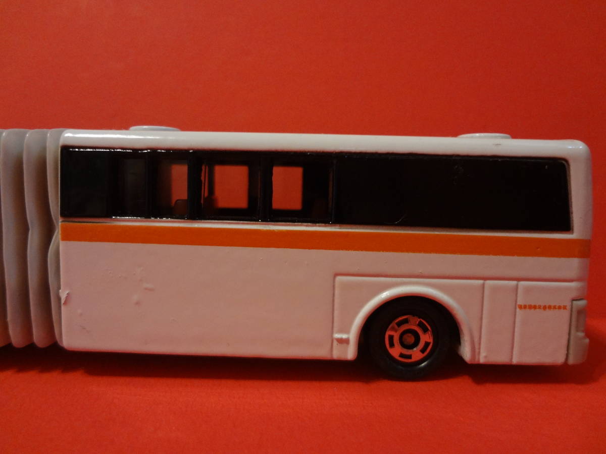 ロングトミカ VOLVO 富士重工 連節バス 1⁄100 トミカ ボルボ L4 - TOMY
