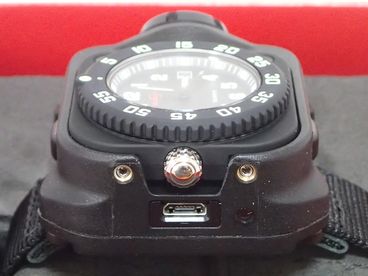 SUREFIRE シュアファイア SIGNATURE Rechargeable LED WristLight 2211-B-BK-SF シグニチャー リストライト 腕時計 一体型 充電式 キャンプ